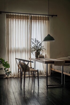 Estudi clàssic, balcó, vistes a la ciutat | Servei de restauració