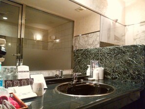 Eenvoudige tweepersoonskamer, uitzicht op rivier | Badkamer