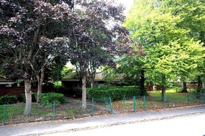 House, 5 Bedrooms | Garden - Elegant 5-bedroom Home- Fast Wifi, Free Parking & Netflix (Wolverhampton)