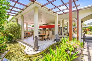 Outdoor dining - Dasheri |Hotel-Style Room with King Bed and Pool Access in Palm Cove (Palm Cove)