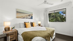 1 bedroom, travel cot, WiFi, bed sheets - Dasheri |Hotel-Style Room with King Bed and Pool Access in Palm Cove (Palm Cove)