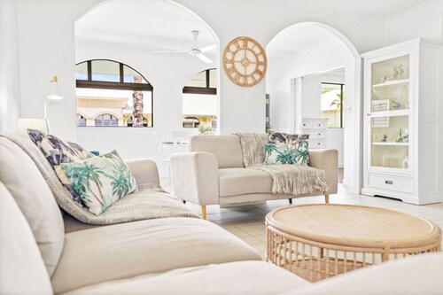 Dasheri Apartment | Palm Cove 1Bedroom Apartment with Full Kitchen and Resort Pools