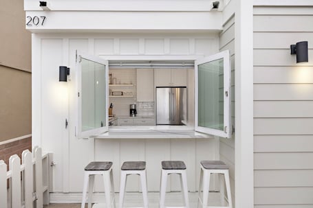 Outdoor dining. Newport Beach Surfside Bungalow Steps to Sand and Salt