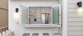 Newport Beach Surfside Bungalow Steps to Sand and Salt