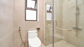 Ducha, artículos de tocador gratuitos, secador de pelo, pantuflas