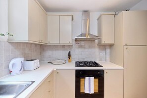 Fridge, electric kettle, toaster, dining tables - The Loft Above - Fulham (London)