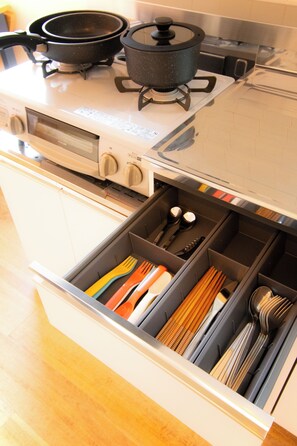 Apartamento | Cozinha privada | Geladeira grande, micro-ondas, cooktop