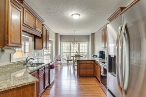 Fridge, microwave, stovetop, dishwasher - Pedal Pontoon & Movie Room! Lakefront Family Home (Sanford)