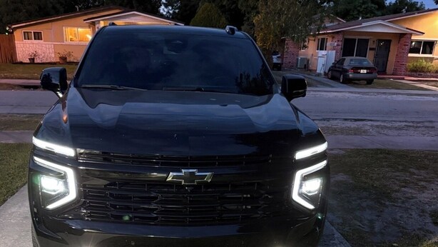 Un SUV Chevrolet nero parcheggiato su un vialetto.