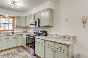 Fridge, microwave, stovetop, coffee/tea maker - Walk to Ozark Folk Center SP! Mtn Adventure Base (Mountain View)