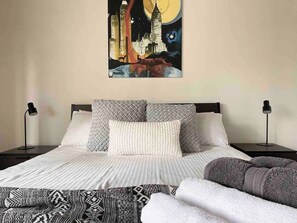 Room - Stylish City Retreat with Balcony Views - Pool, Rooftop & Walk to CBD (Southbank)