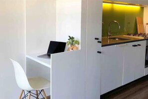 Private kitchen - Stylish City Retreat with Balcony Views - Pool, Rooftop & Walk to CBD (Southbank)