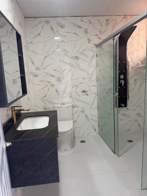 Douche, serviettes fournies, savon, papier de toilette