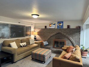 Living area - Great views 4 Bedroom nearRed Rocks, Downtown, Golden and Lookout Mountain! (Lakewood)