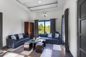 Deluxe Villa, Balcony, Garden View | Living area