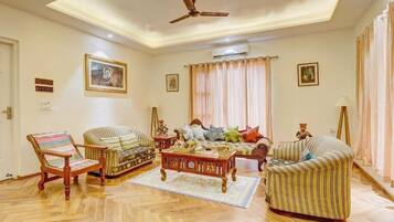 Deluxe Villa, Balcony, Garden View | Living area