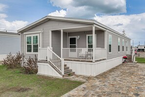 Exterior - 7 Mi to Disney: Family Home w/ Heated Pool Access (Davenport)
