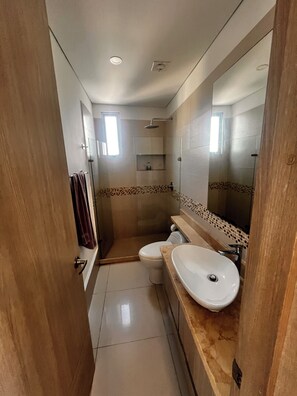 A bathroom with a shower, toilet, and sink. - Palmetto Sunset Laguito 3 habitationes frente al mar (Cartagena)