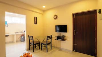 Luxury Apartment, Balcony, Lake View | Interior