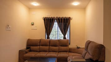 Luxury Apartment, Balcony, Lake View | Living area