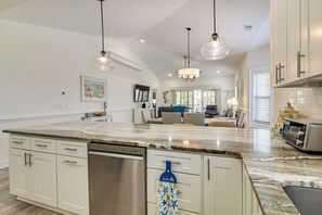 Interior - 1 Mi to Beach! Sleek Golf & Pool Retreat (Murrells Inlet)