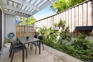 Outdoor dining - Bright Townhouse Near Maroochydore Beaches (Maroochydore)