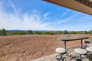 Outdoor dining - Gateway to Route 66 Fun! Mtn-View Williams Home (Williams)