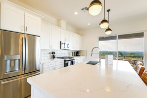 Private kitchen - Gateway to Route 66 Fun! Mtn-View Williams Home (Williams)