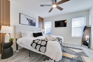 Room - < 1 Mi to Historic McKinney: Modern Duplex w/ Yard (McKinney)