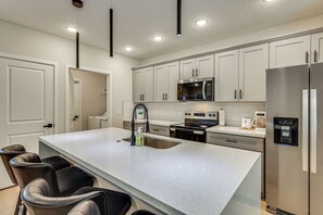 Private kitchen - Tee Times & Race Thrills! Family Home in Sebring (Sebring)