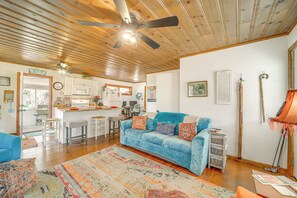 Living area - Payson Pines & Porch Vibes: Cool High Country Base (Payson)