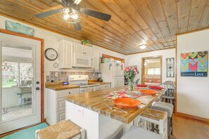 Private kitchen - Payson Pines & Porch Vibes: Cool High Country Base (Payson)