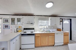 Private kitchen - Cast & Relax! Peaceful Lake House in Midway (Midway)