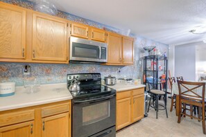Fridge, microwave, stovetop, dishwasher - 5 Mi to Dtwn New Bern & Quiet Cove: Home w/ Yard! (New Bern)