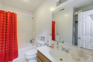 Bathroom - 5 Mi to Dtwn New Bern & Riverfront: Home w/ Yard! (New Bern)