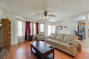 TV - 5 Mi to Dtwn New Bern & Quiet Cove: Home w/ Yard! (New Bern)