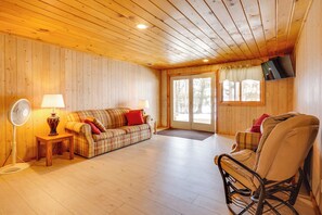 Living area - Fishing Paradise: Lakefront Duplex in Northwoods (Pearson)