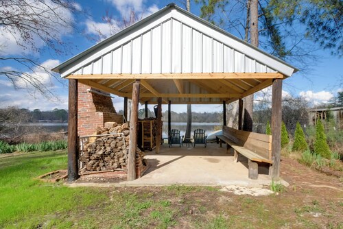 Pavilion & Outdoor Fireplace! Lake Joy Retreat