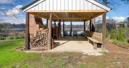 Pavilion & Outdoor Fireplace! Lake Joy Retreat