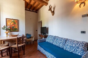 Classic Apartment, 2 Bedrooms | Living room - Apartment in Laterina With Pool (Pergine Valdarno)