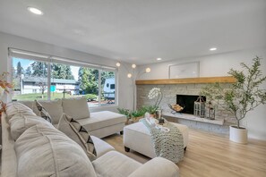 Smart TV - •Hot Tub •Movie Room •EV Charger •Fire Pit •Patio •3 King Beds •Sleeps 6 (Puyallup)
