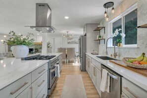 Fridge, microwave, oven, stovetop - •Hot Tub •Movie Room •EV Charger •Fire Pit •Patio •3 King Beds •Sleeps 6 (Puyallup)