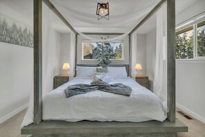 3 bedrooms, desk, travel cot, free WiFi - •Hot Tub •Movie Room •EV Charger •Fire Pit •Patio •3 King Beds •Sleeps 6 (Puyallup)