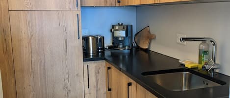 Apartamento clássico, 2 quartos | Cozinha privada | Geladeira, micro-ondas, fogão, lava-louças