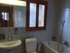 Comfort chalet, 5 slaapkamers | Badkamer | Een bad, een haardroger