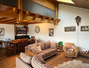 Chalet Klasik, 4 kamar tidur | Ruang keluarga | Perapian dan pemutar DVD