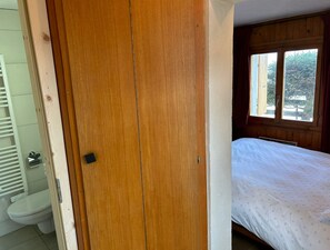 9 slaapkamers, een strijkplank/strijkijzer, beddengoed
