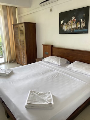 Superior Double Room, Balcony, Lake View | Desk, soundproofing, iron/ironing board, free WiFi - Hotel Sandriana Kandy (Kandy)