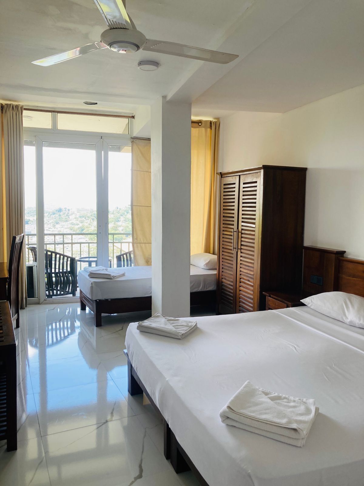 Chambre Triple Supérieure, balcon, vue lac