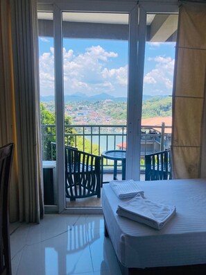 Superior Triple Room, Balcony, Lake View - Hotel Sandriana Kandy (Kandy)